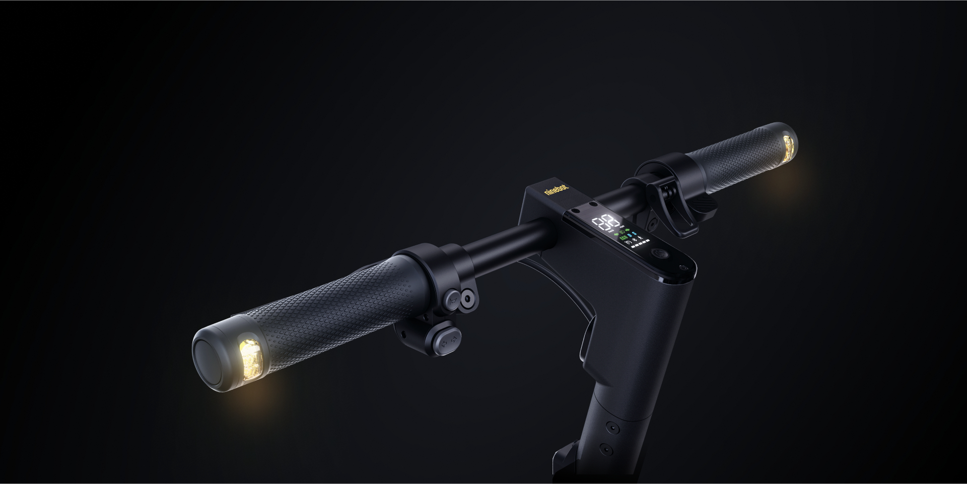 Nahaufnahme des Lenkers eines schwarzen Elektrorollers, mit eingeschaltetem Licht.