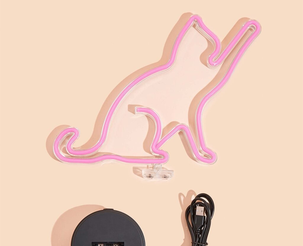 Czerwone, sześcienne pudełko upominkowe Photo Cube z marką Canon i różnymi zdjęciami.