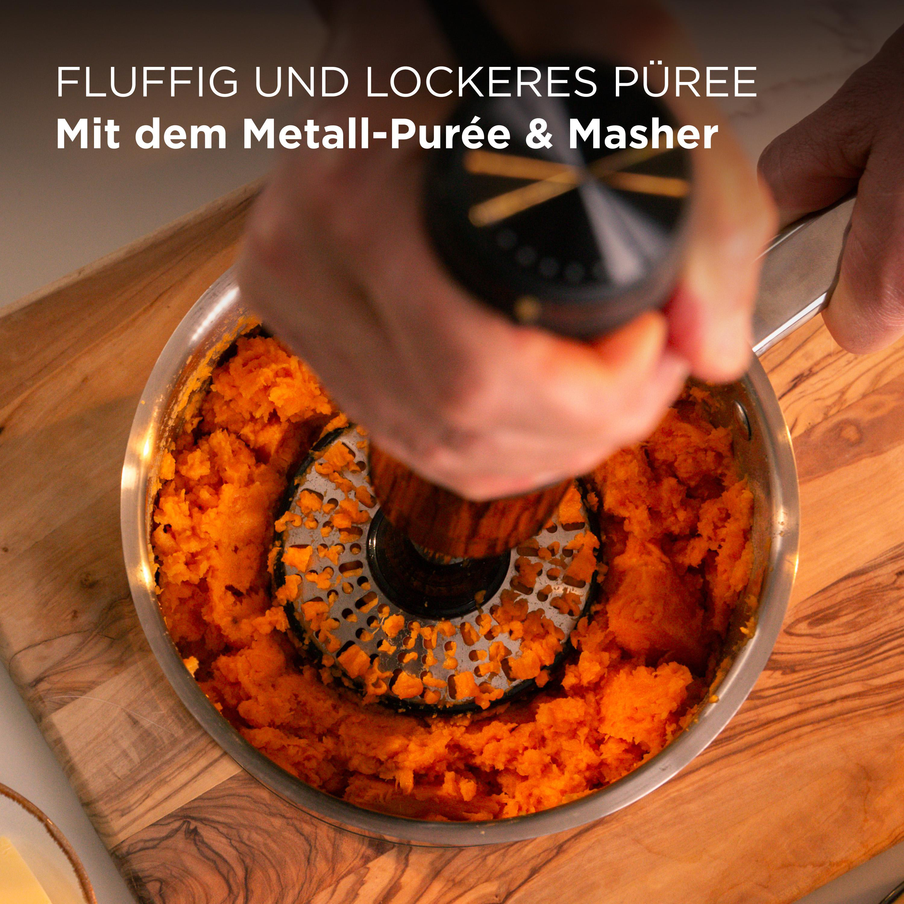 Eine Person zerdrückt Süßkartoffeln in einem Topf mit einem Kartoffelstampfer.