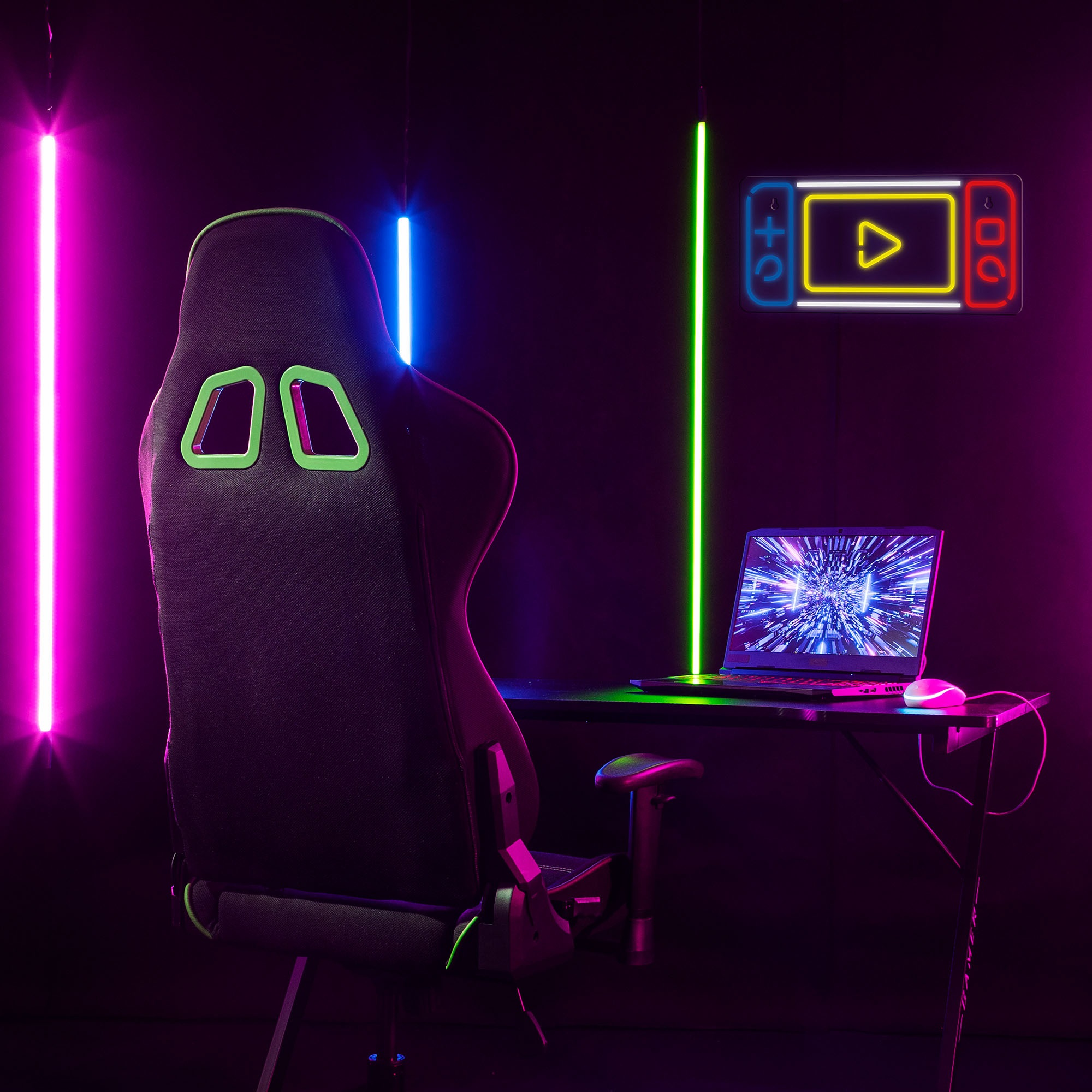 Konfiguracja do gier z krzesłem, laptopem, neonami.