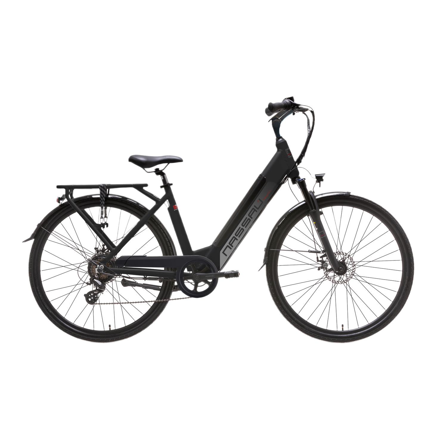Zwarte elektrische fiets op witte achtergrond. De fiets heeft een achterdrager. De banden zijn zwart.