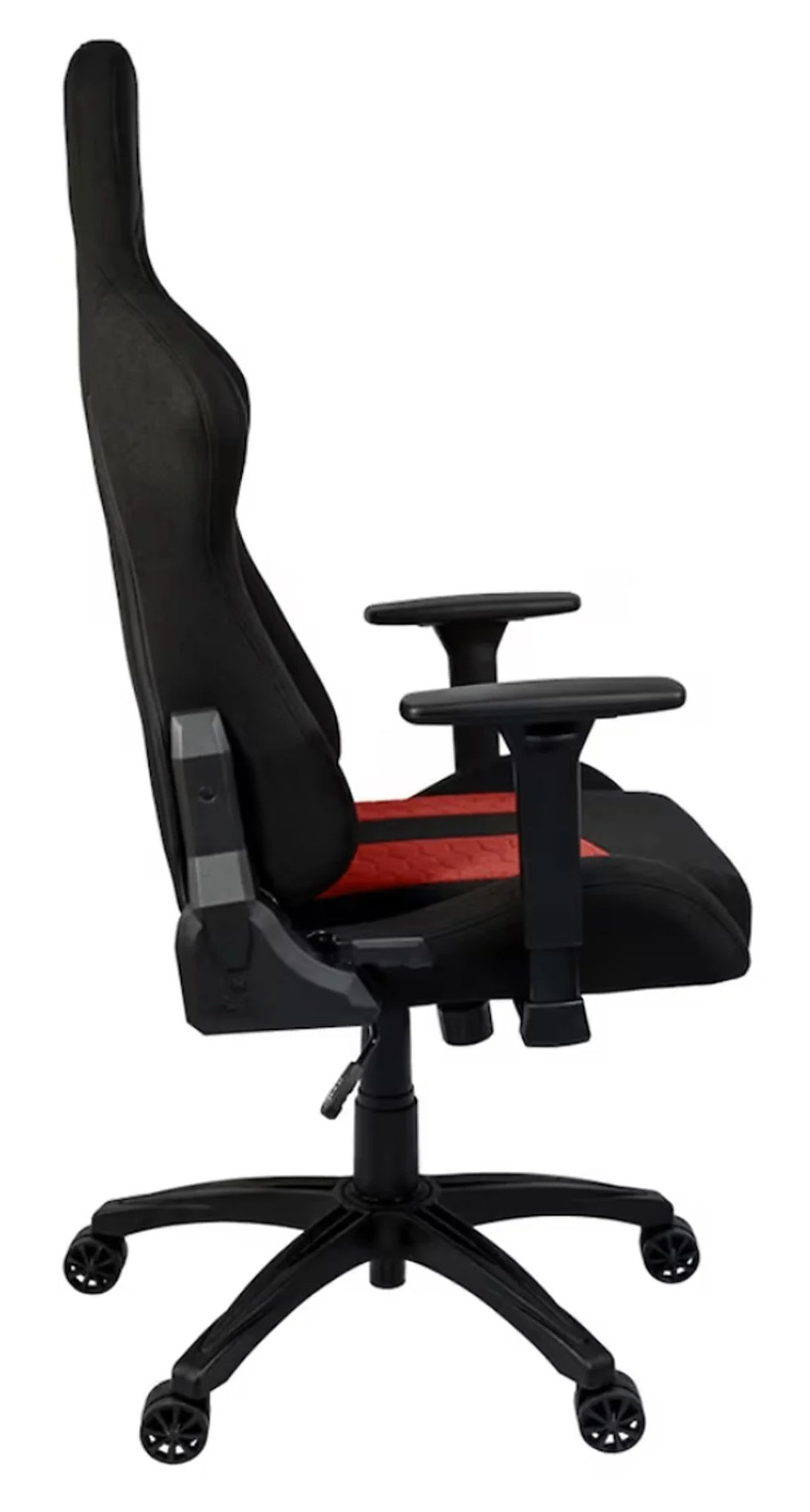 Czarny i czerwony fotel gamingowy. Krzesło jest na kółkach i ma podłokietniki.