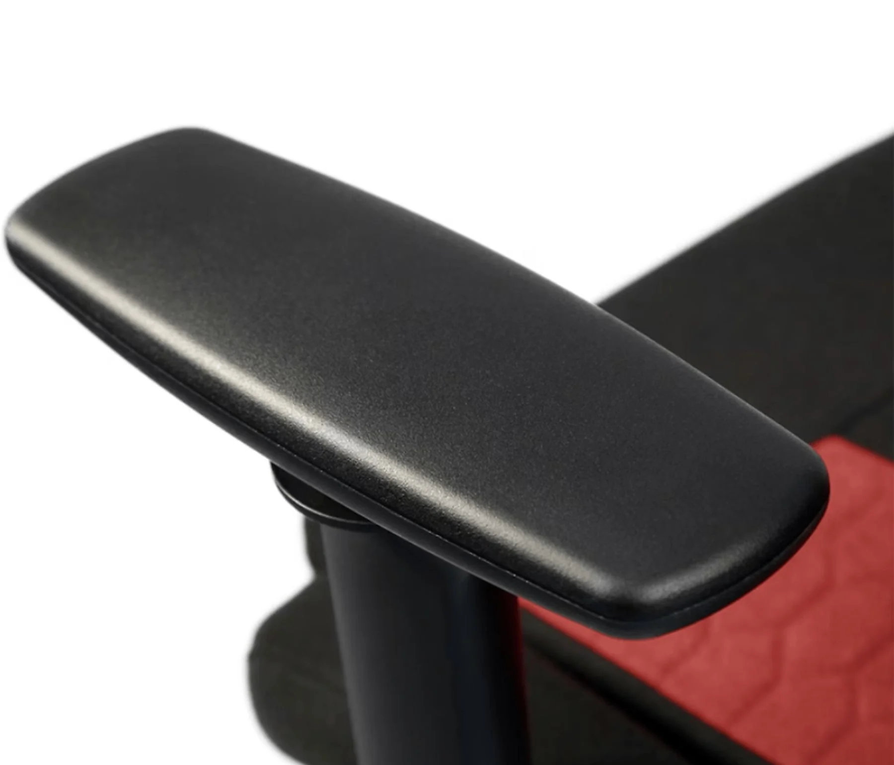 Czarny podłokietnik krzesła do gier, zbliżenie. Jest wyściełany, widoczne czerwone szwy.