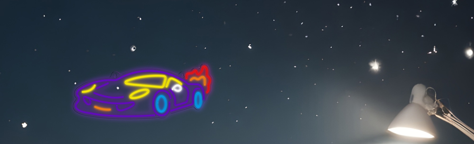 Neonowy samochód na gwiaździstym nocnym niebie. Lampa biurkowa jest na pierwszym planie, świecąc światłem.