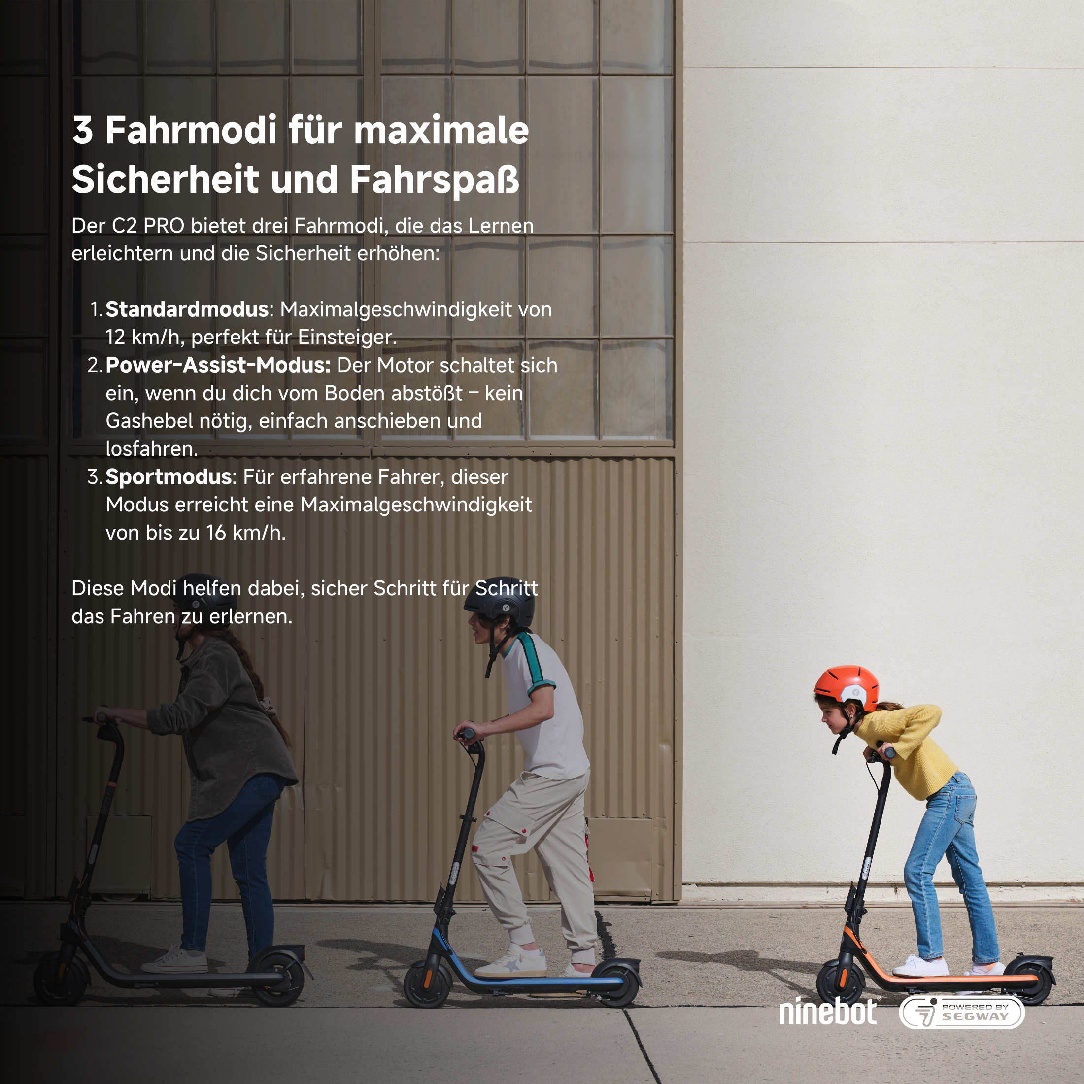 Drei Kinder auf Rollern. Text im Hintergrund. Die Roller sind schwarz, blau und orange.