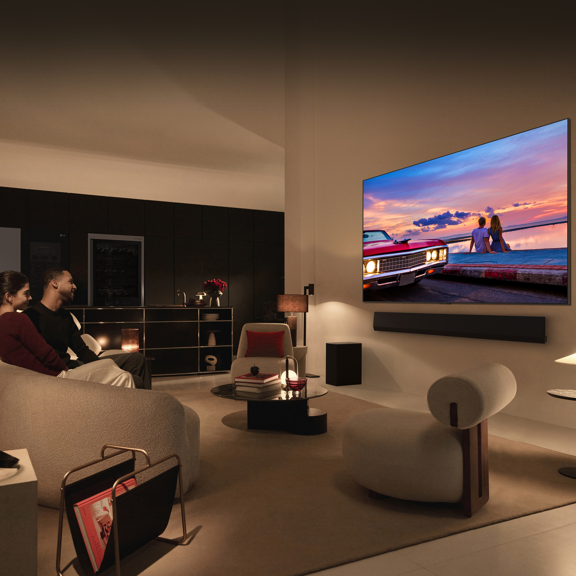 Una sala de estar con una pareja viendo la televisión. La televisión está montada en la pared.