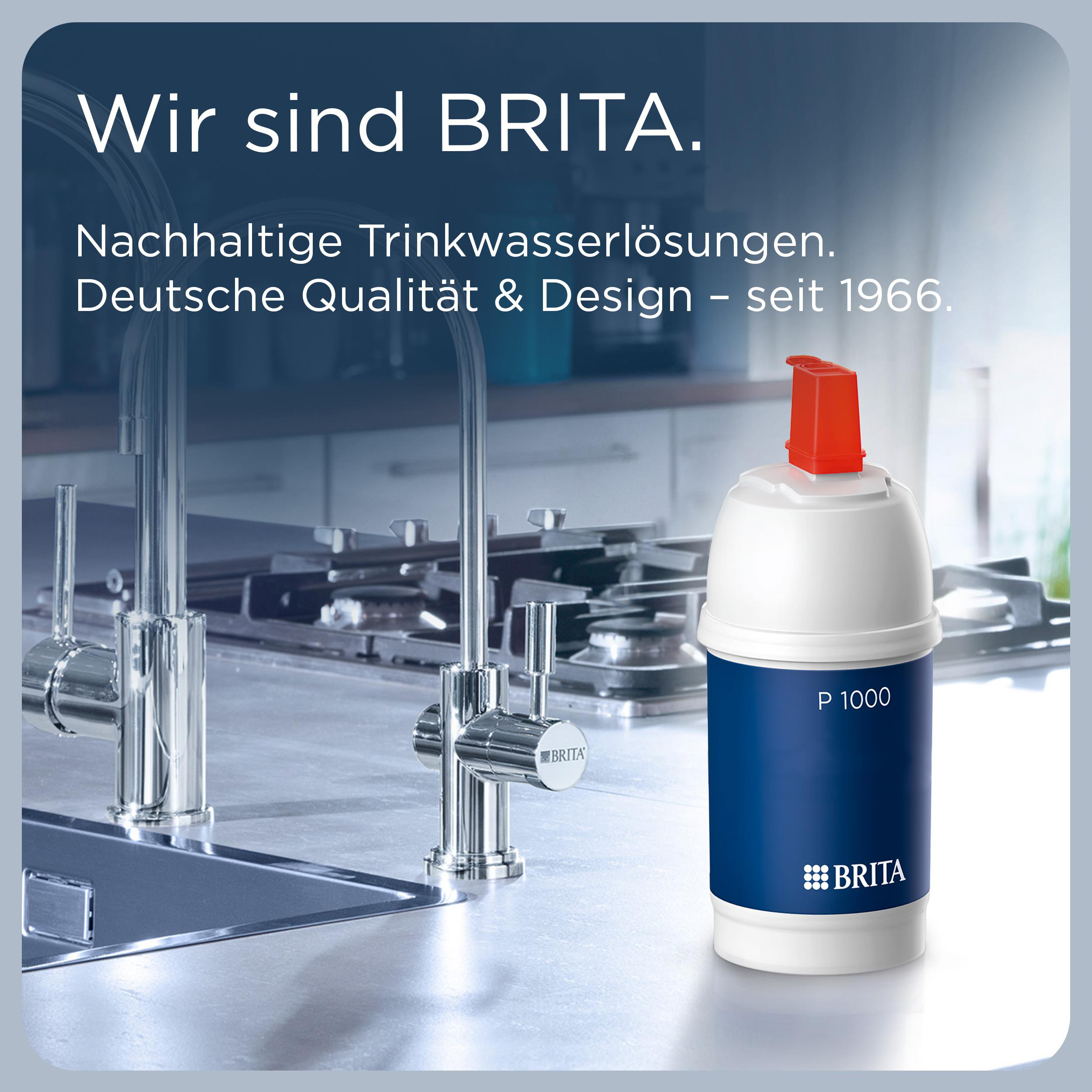 Küchenszene mit Wasserfiltern. Ein Wasserhahn, ein Waschbecken und ein Brita-Wasserfilter mit deutschem Text.