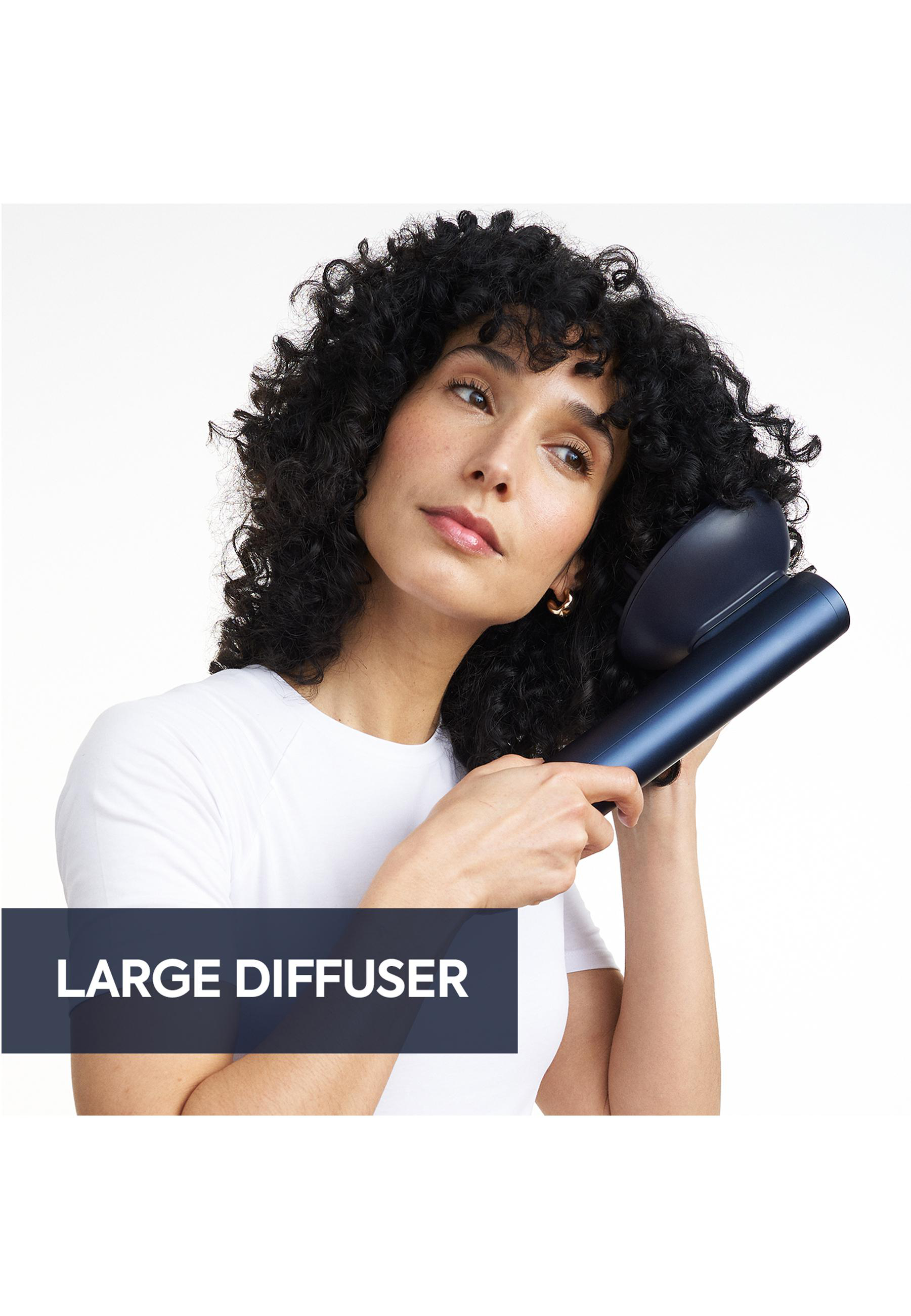 Eine Frau benutzt einen blau-schwarzen Haardiffusor. Text: 'LARGE DIFFUSER'.
