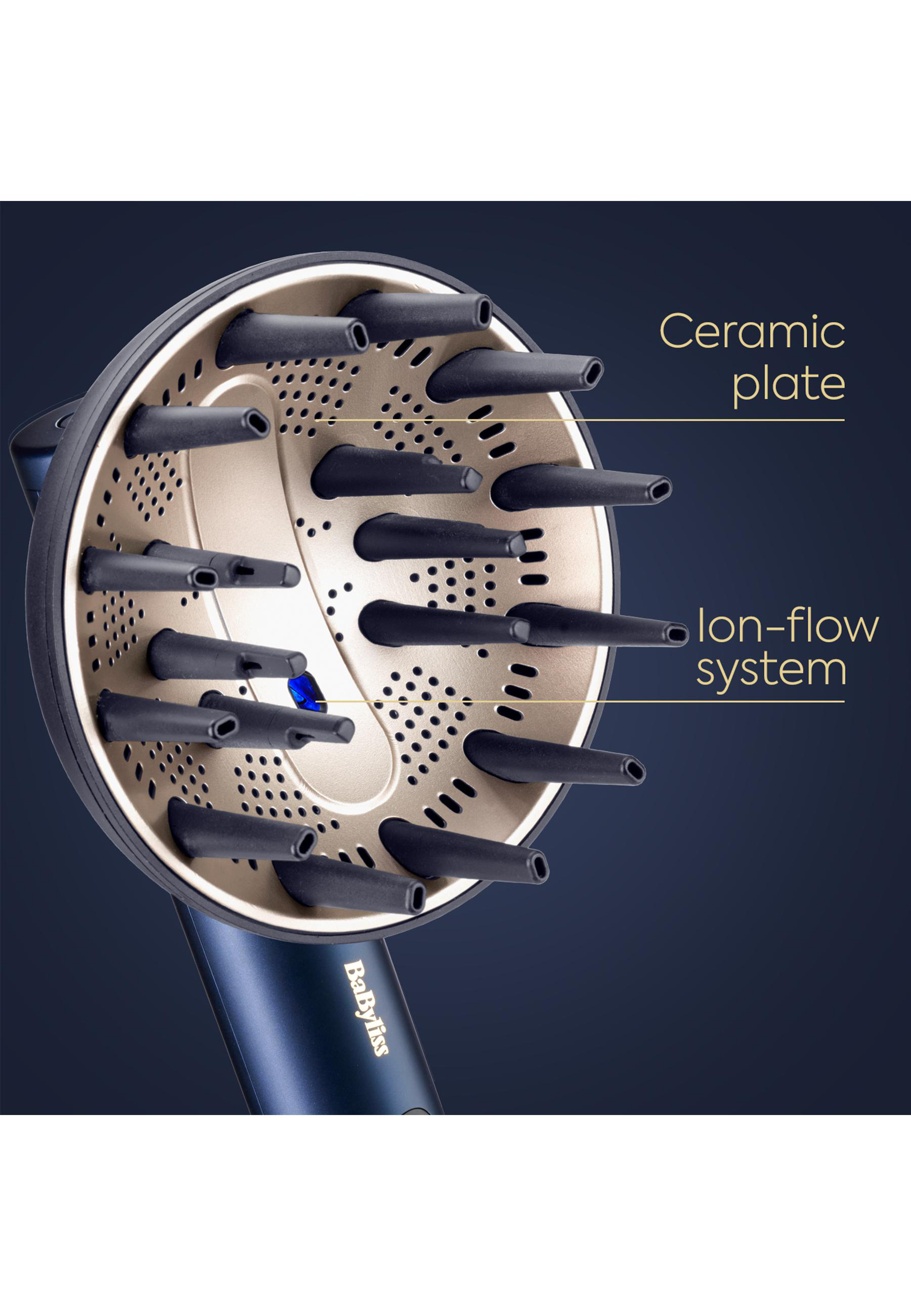 Ein blauer und goldener Haartrocknerkopf. Keramikplatte und Ion-Flow-System sind beschriftet.