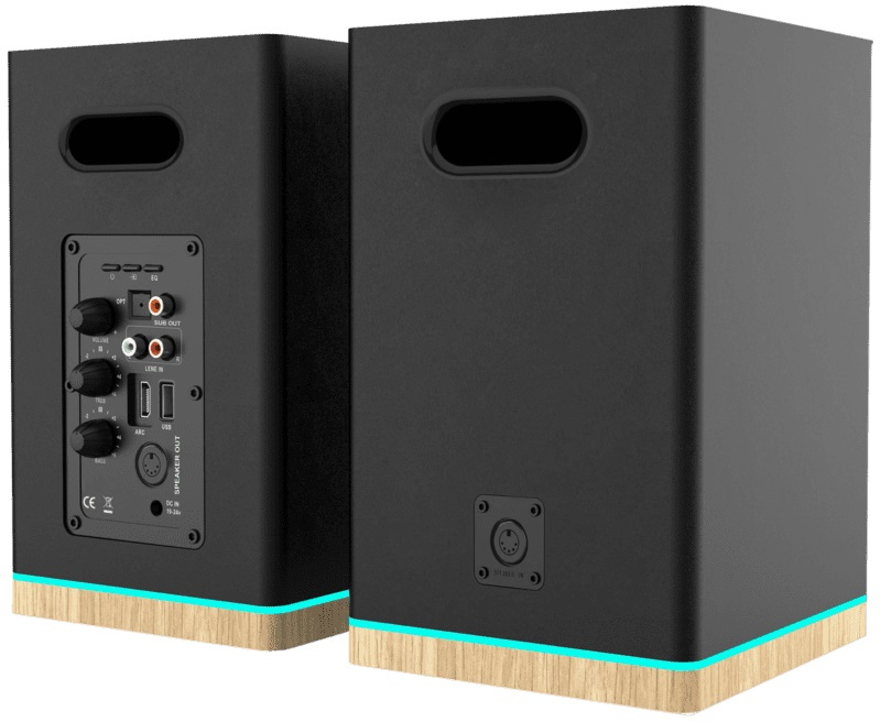 Tył dwóch czarnych głośników na drewnianej podstawie.