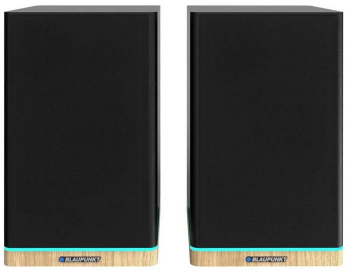 Dwa czarne głośniki z drewnianą podstawą i niebieskim światłem.