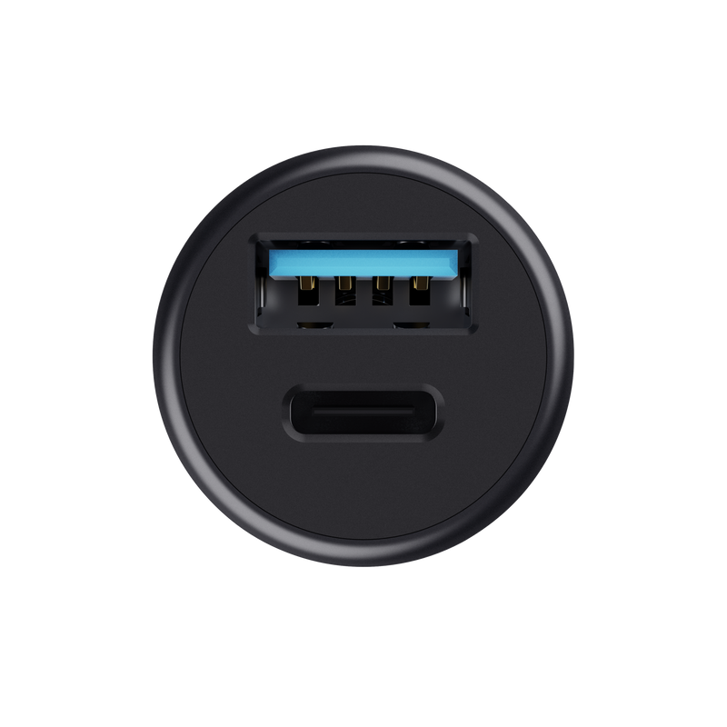 Fekete USB autós töltő kék USB porttal és USB-C porttal. Fekete háttér.