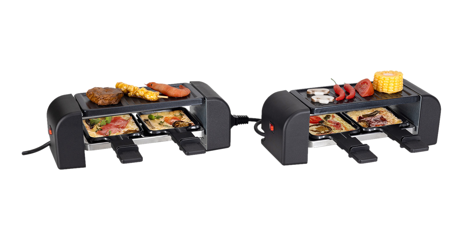 Zwei Raclette-Grills mit kochendem Essen. Einer mit Fleisch und Gemüse, der andere mit Essen.