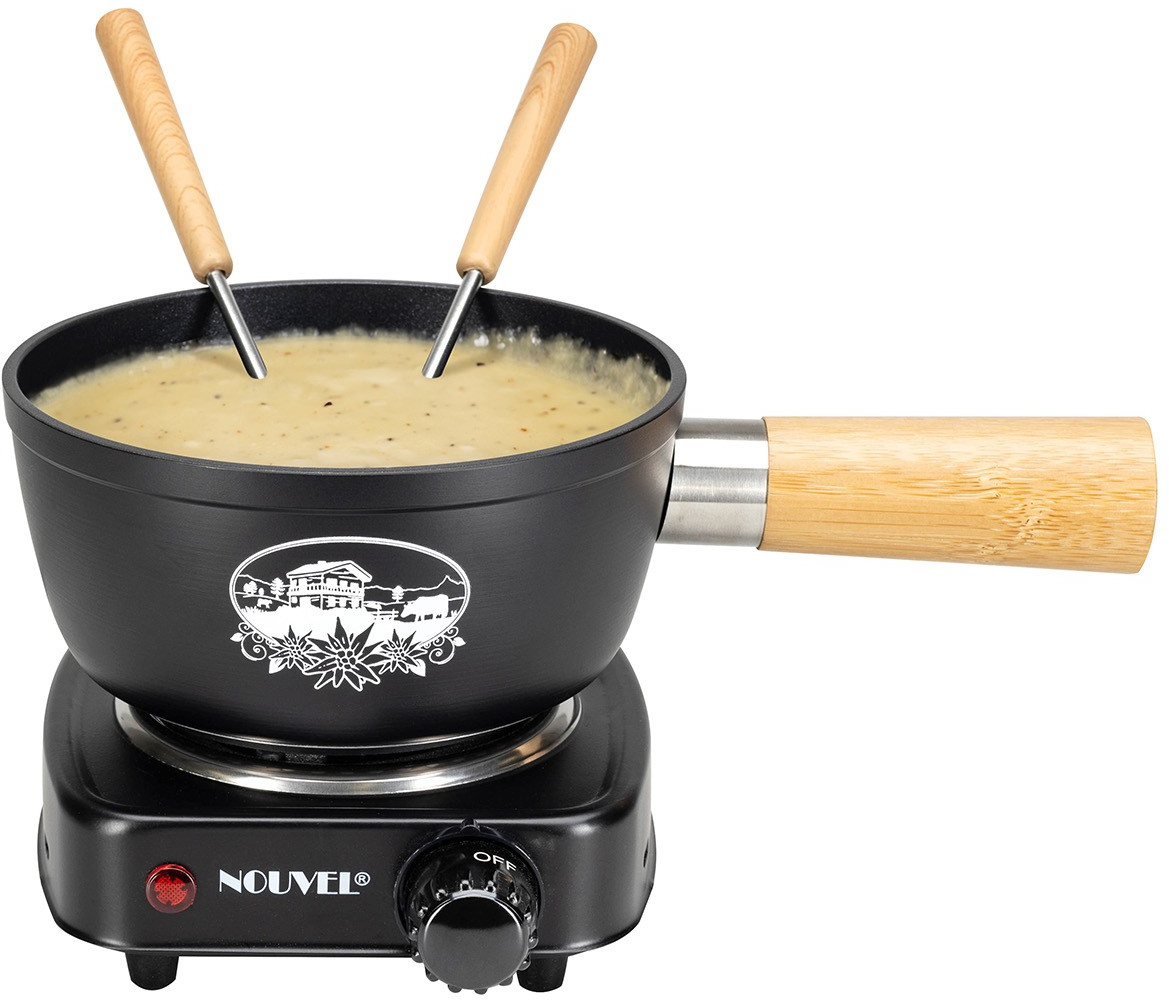 Pot à fondue noir avec poignées en bois sur un brûleur.