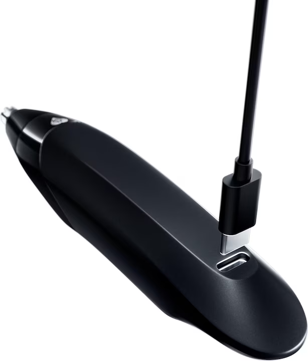 Ein schwarzes Gerät mit USB-C-Anschluss, verbunden mit einem schwarzen Kabel und Ladegerät.
