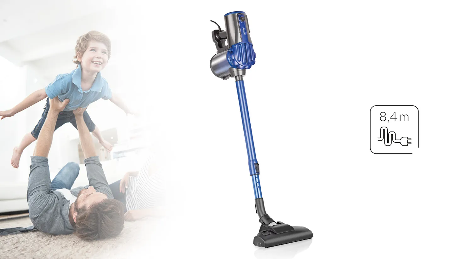 Ojciec z synem bawią się. Pokazany jest również niebieski odkurzacz.