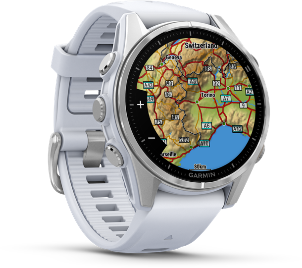 Garmin okosóra térképpel, fehér szíjjal és ezüst részletekkel sötét háttér előtt.