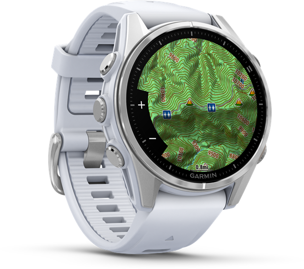 Egy Garmin okosóra térkép kijelzővel és fehér szíjjal.