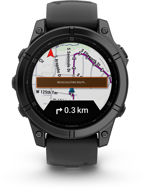 Fekete okosóra térképet mutat útvonallal és 'Útvonal újraszámítása' üzenettel. 0,3 km jelenik meg.