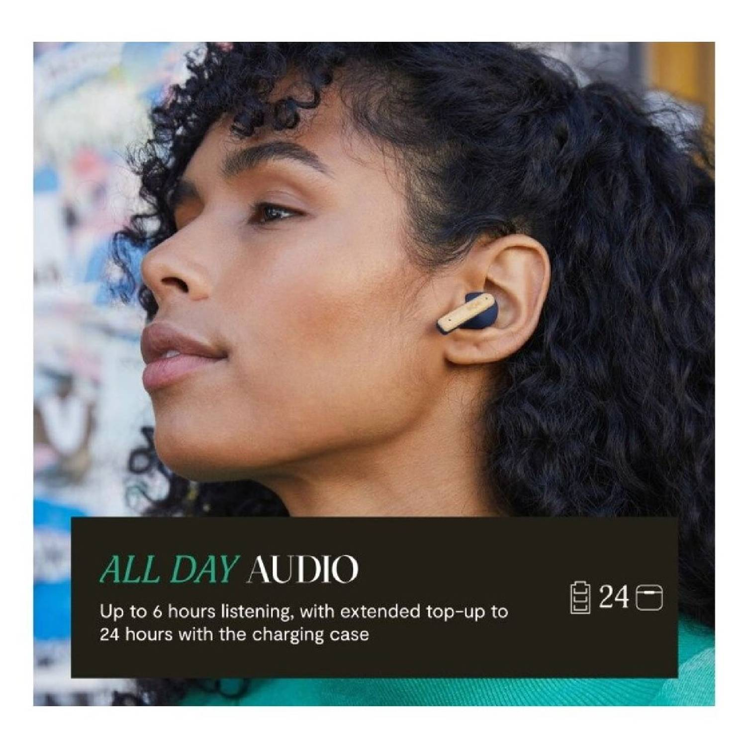 Een vrouw met oortelefoons, met tekst over de hele dag audio en batterijdetails.