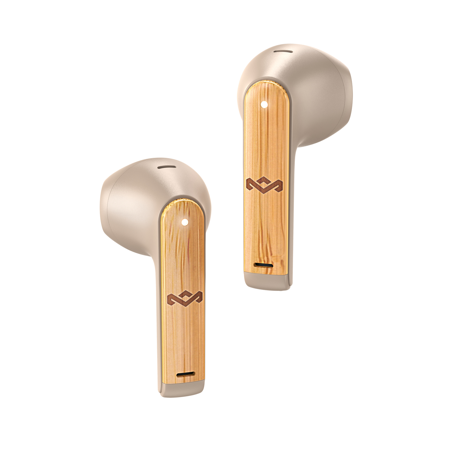 Twee beige oordopjes met houtnerfaccenten op een witte achtergrond. Elk heeft een logo en een klein gat.