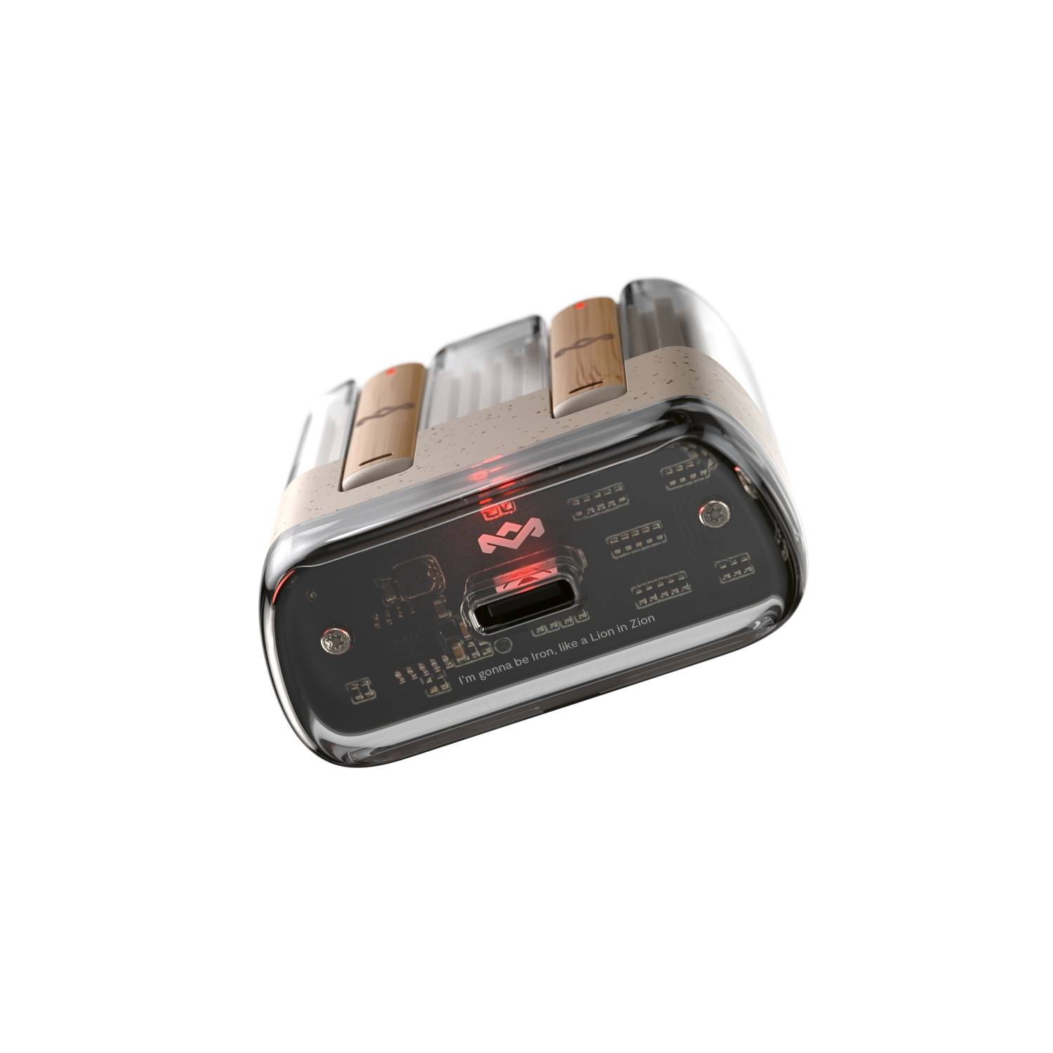 Transparant apparaat met houten accenten. USB-C-poort zichtbaar, met citaat onderaan.