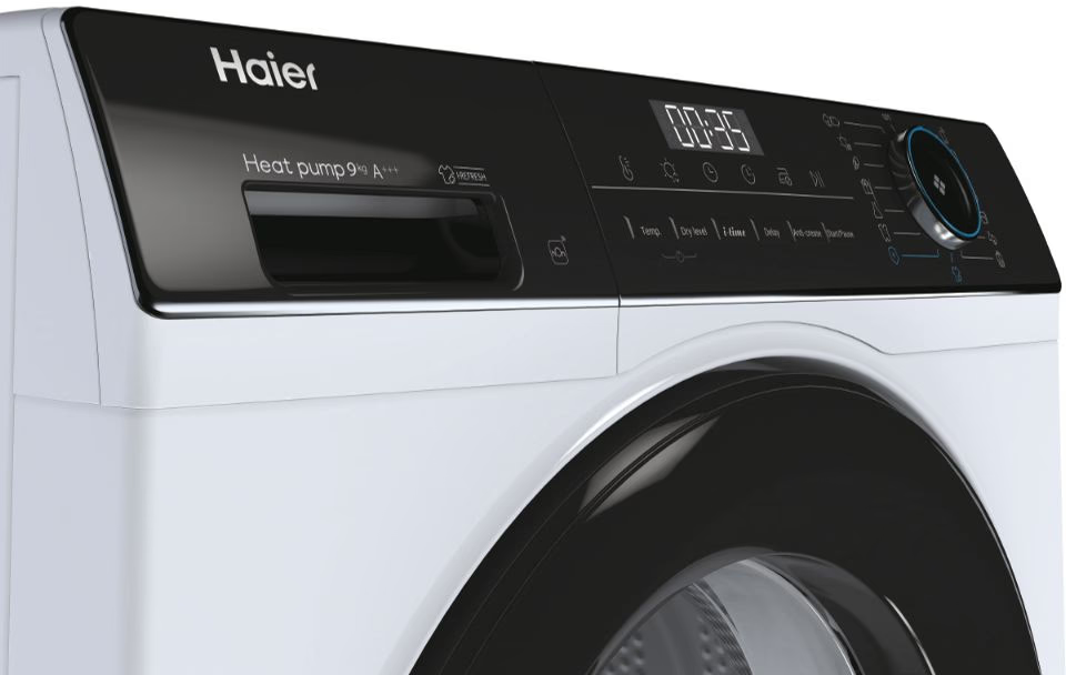 Gros plan sur le panneau de commande d'une machine à laver blanche et noire avec affichage numérique.