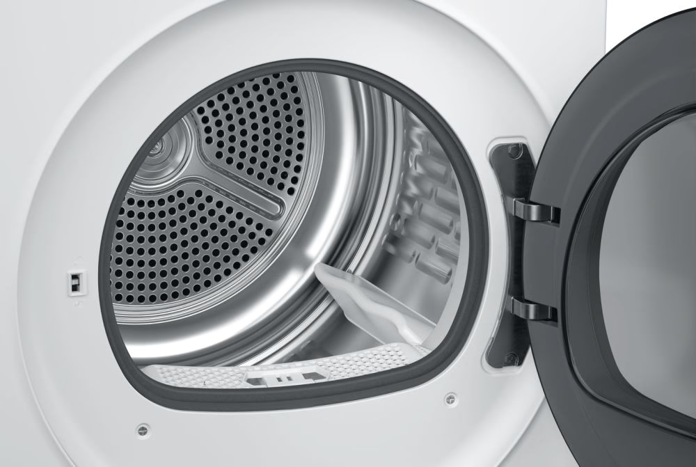 Intérieur du tambour de la machine à laver blanche avec porte ouverte, montrant l'intérieur.