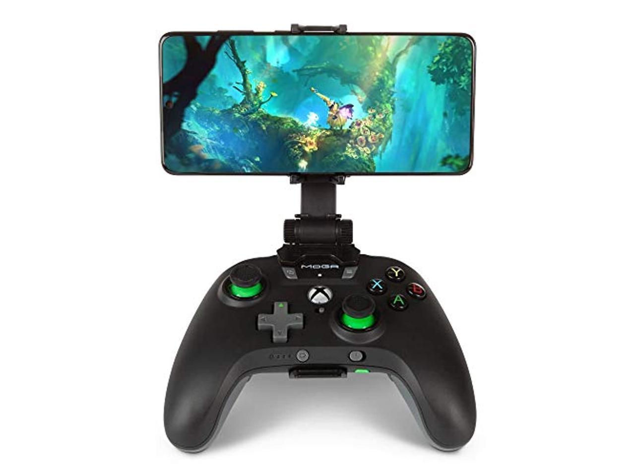 Oyun gösteren, telefon takılı siyah Xbox kontrolcüsü. Kontrolcü beyaz bir arka planda.