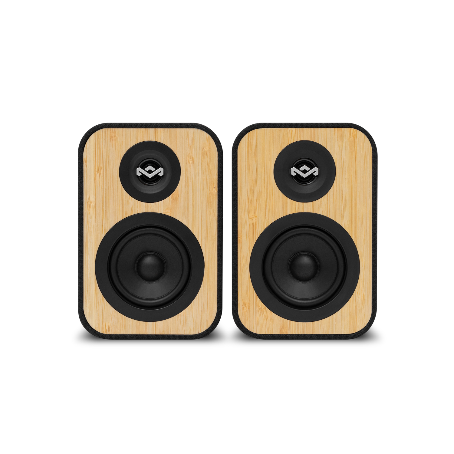 Twee houten luidsprekers met zwarte luidsprekerkegels en een logo.