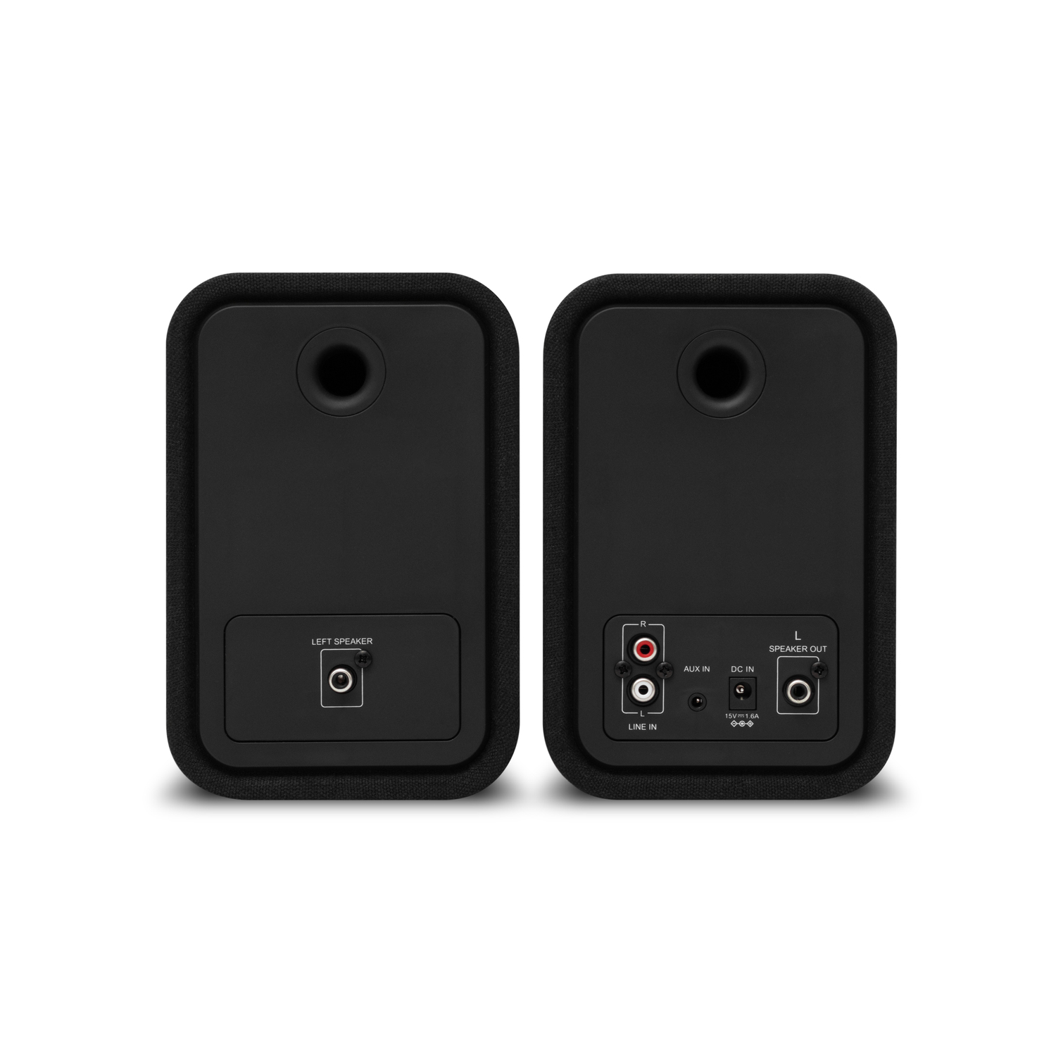 Twee zwarte speakers op een wit oppervlak, met de achterkant met ingangen en uitgangen.