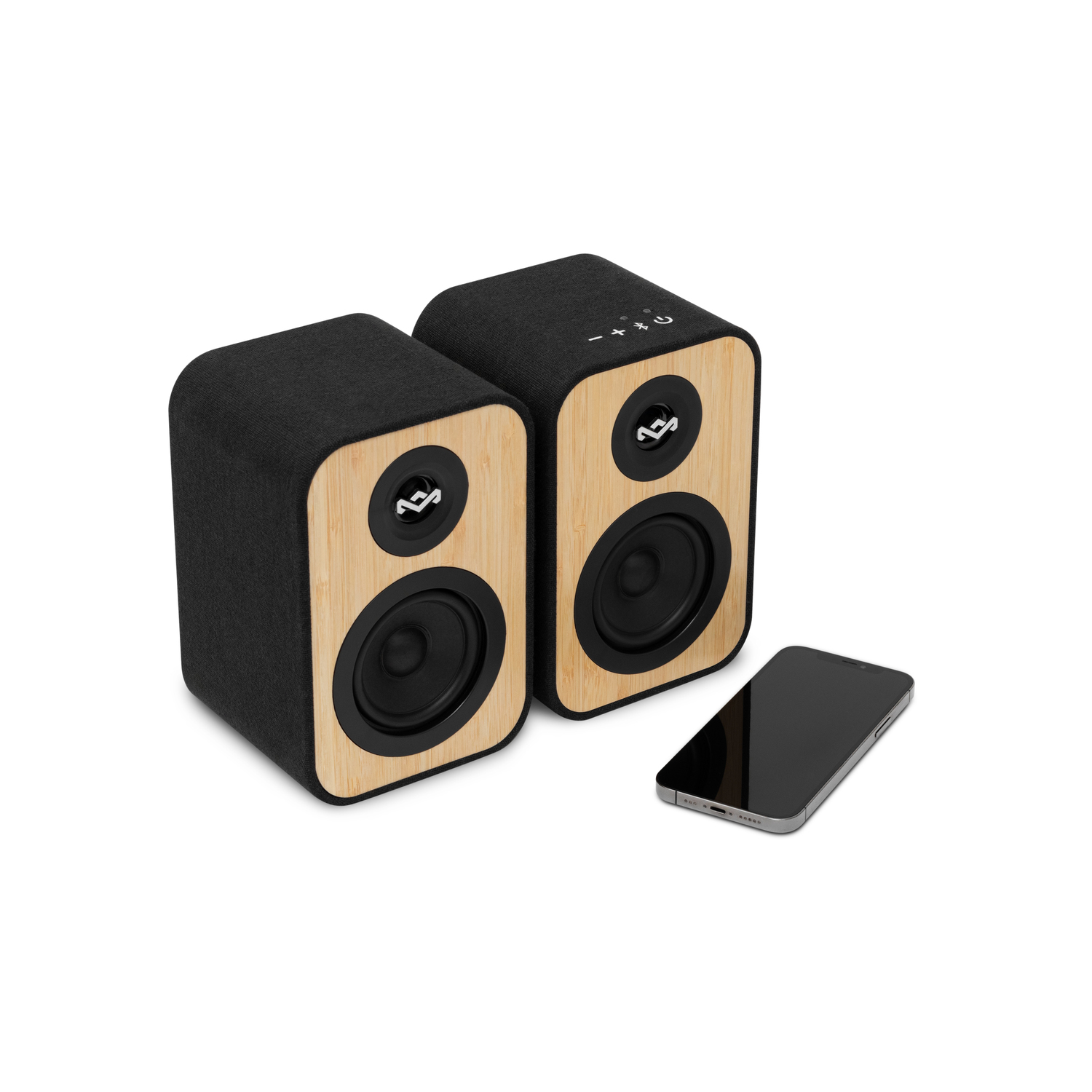 Twee luidsprekers met houten zijkanten en zwarte stoffen voorkanten. Een smartphone ervoor.