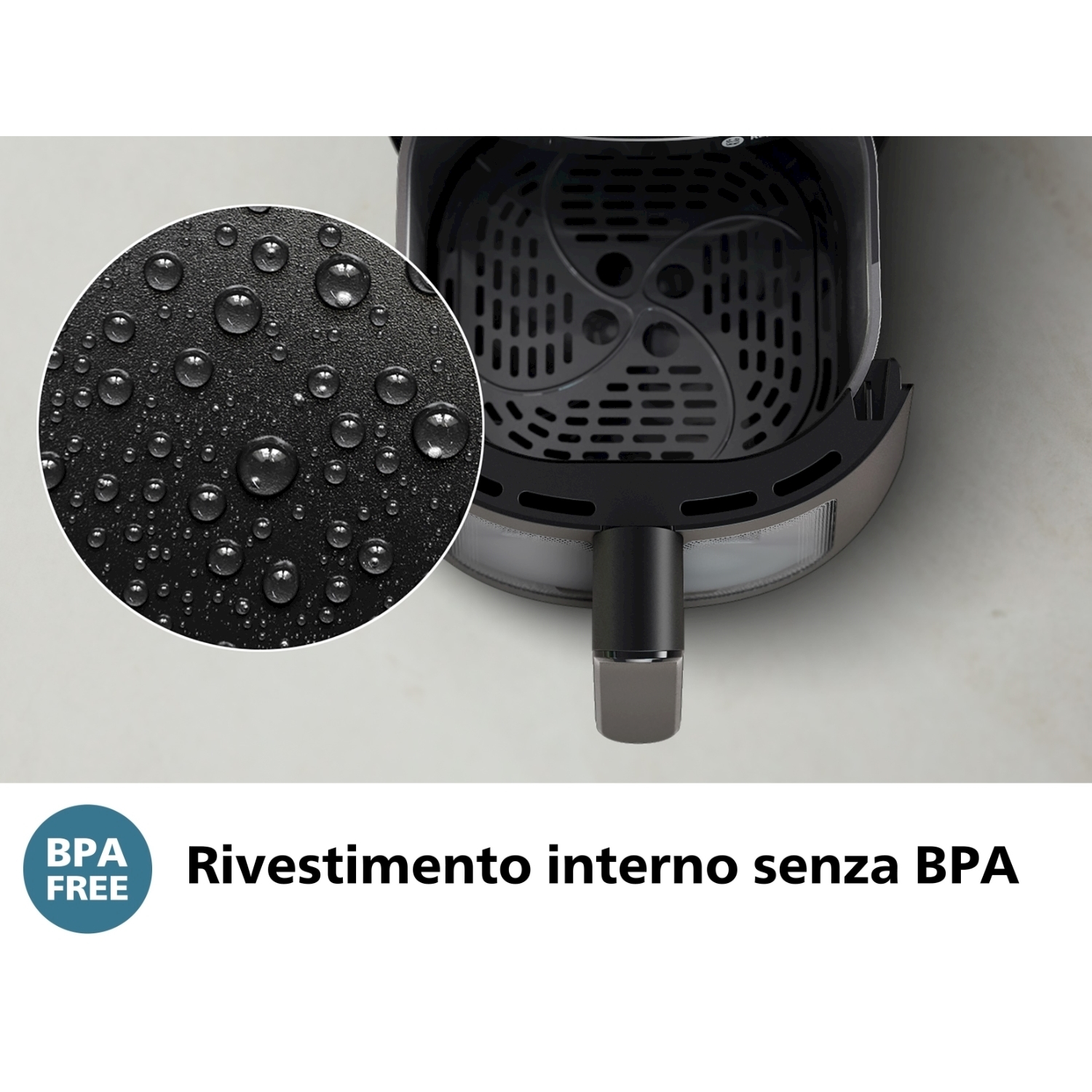 Friggitrice ad aria con interno nero e goccioline d'acqua visibili. Etichetta senza BPA.