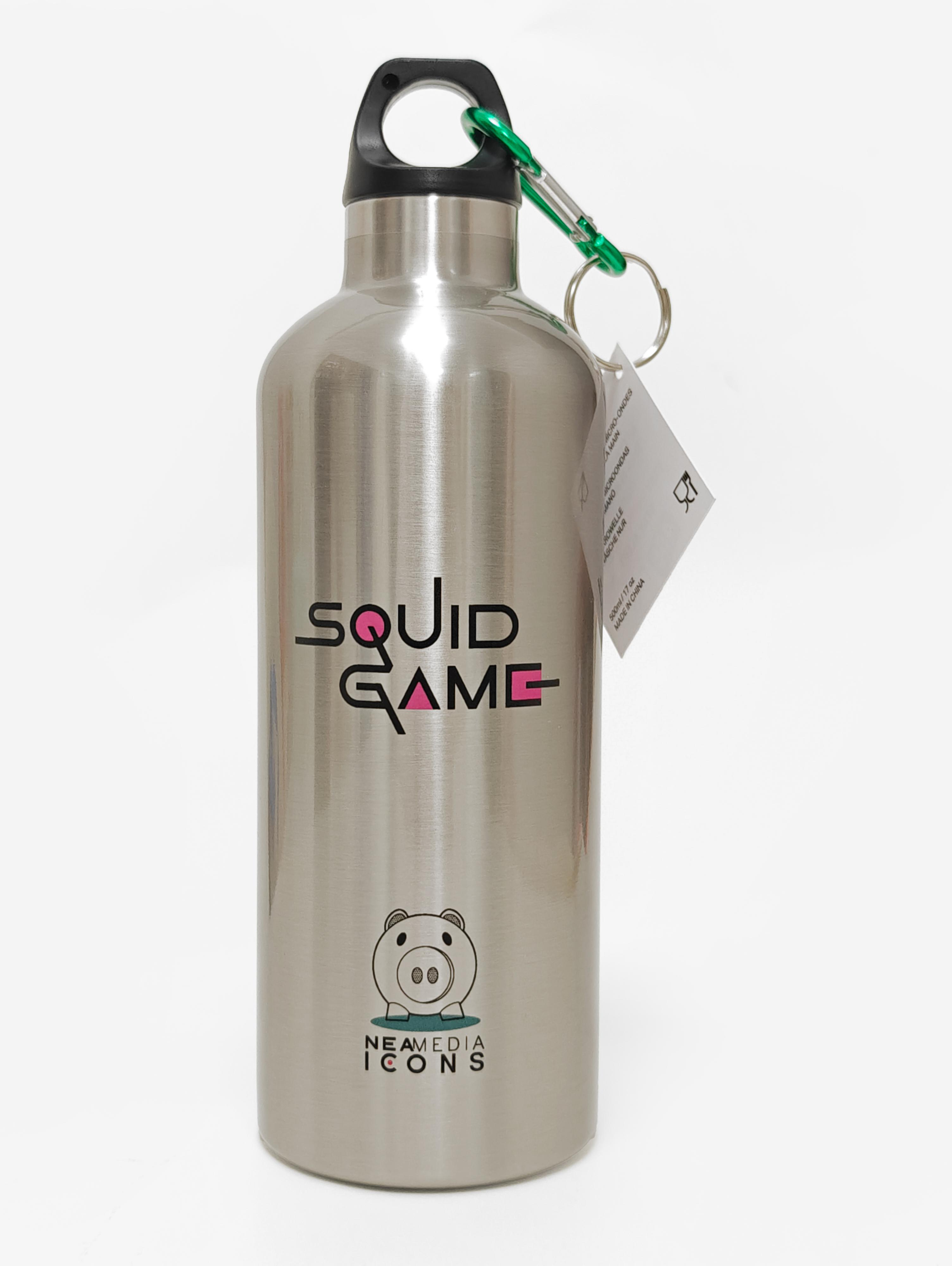 Silberne Wasserflasche mit 'Squid Game' und Schweine-Logo. Hat einen grünen Karabiner und ein Etikett.