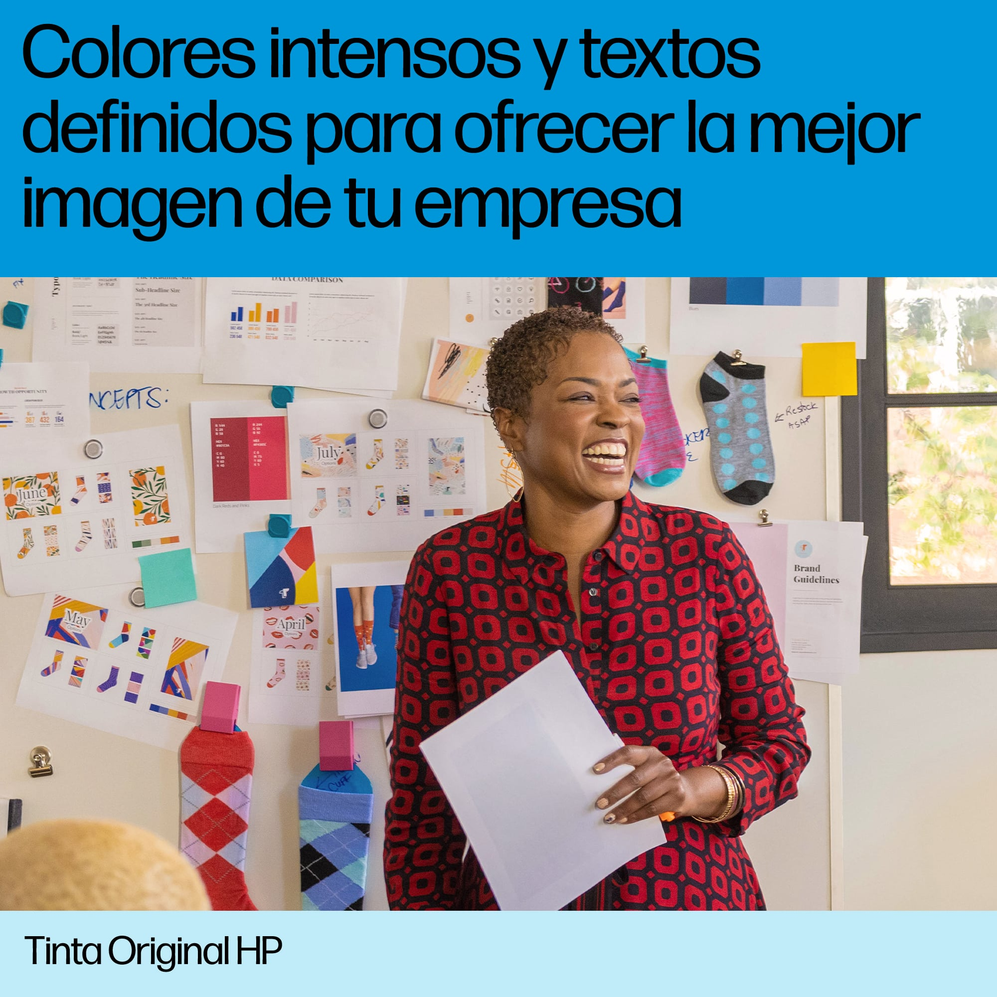 Mujer sonriendo, con papeles, calcetines coloridos en una pizarra. Texto: 'Colores intensos y textos'.