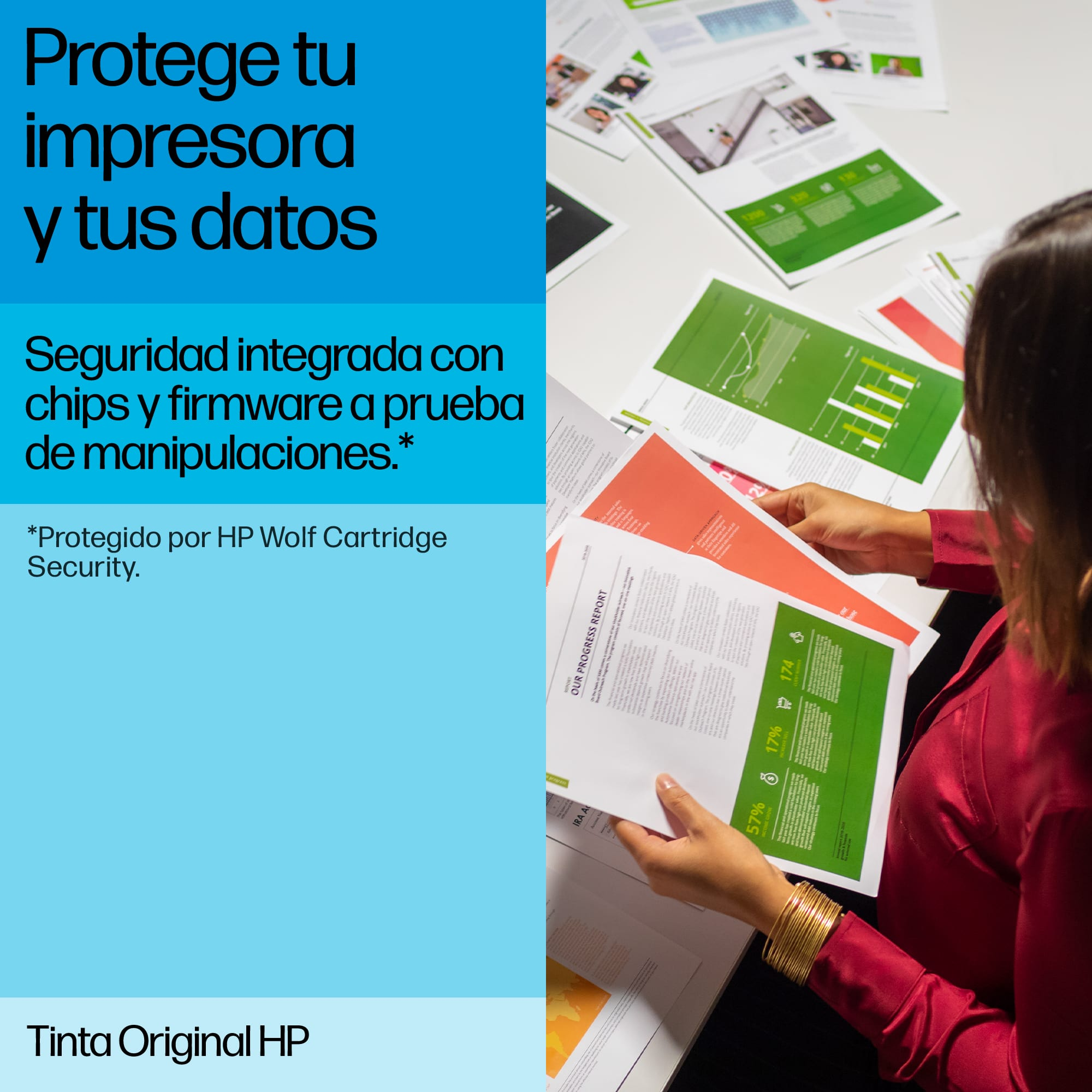 Persona mirando documentos impresos con texto.