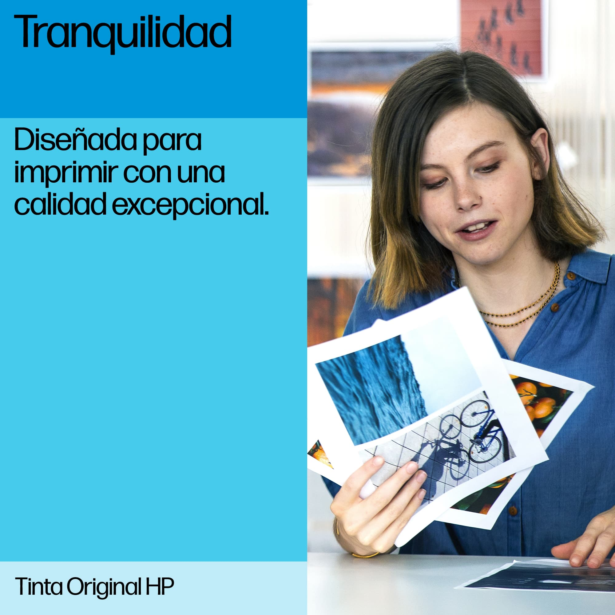 Mujer mirando fotos con fondo azul y blanco. Texto dice 'Tranquilidad' y 'Tinta Original HP'.
