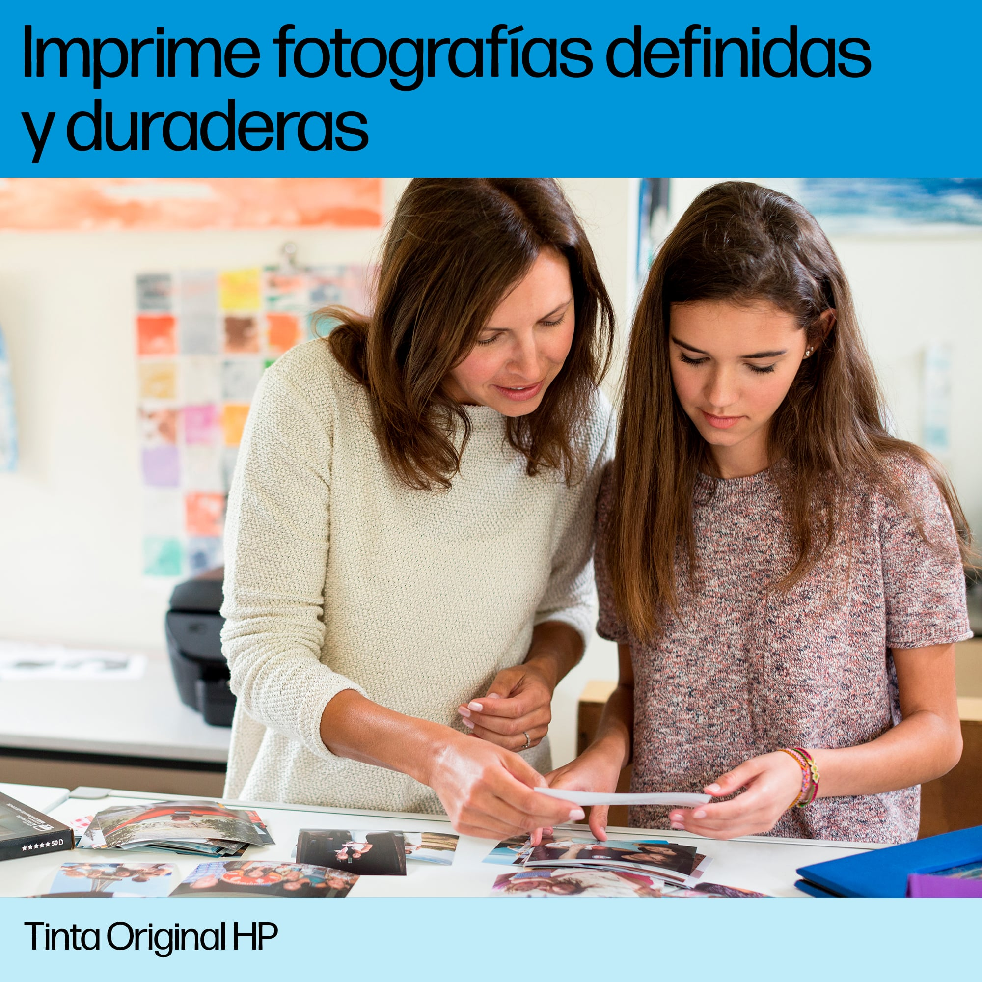 Una mujer y una niña mirando fotos, Tinta Original HP.