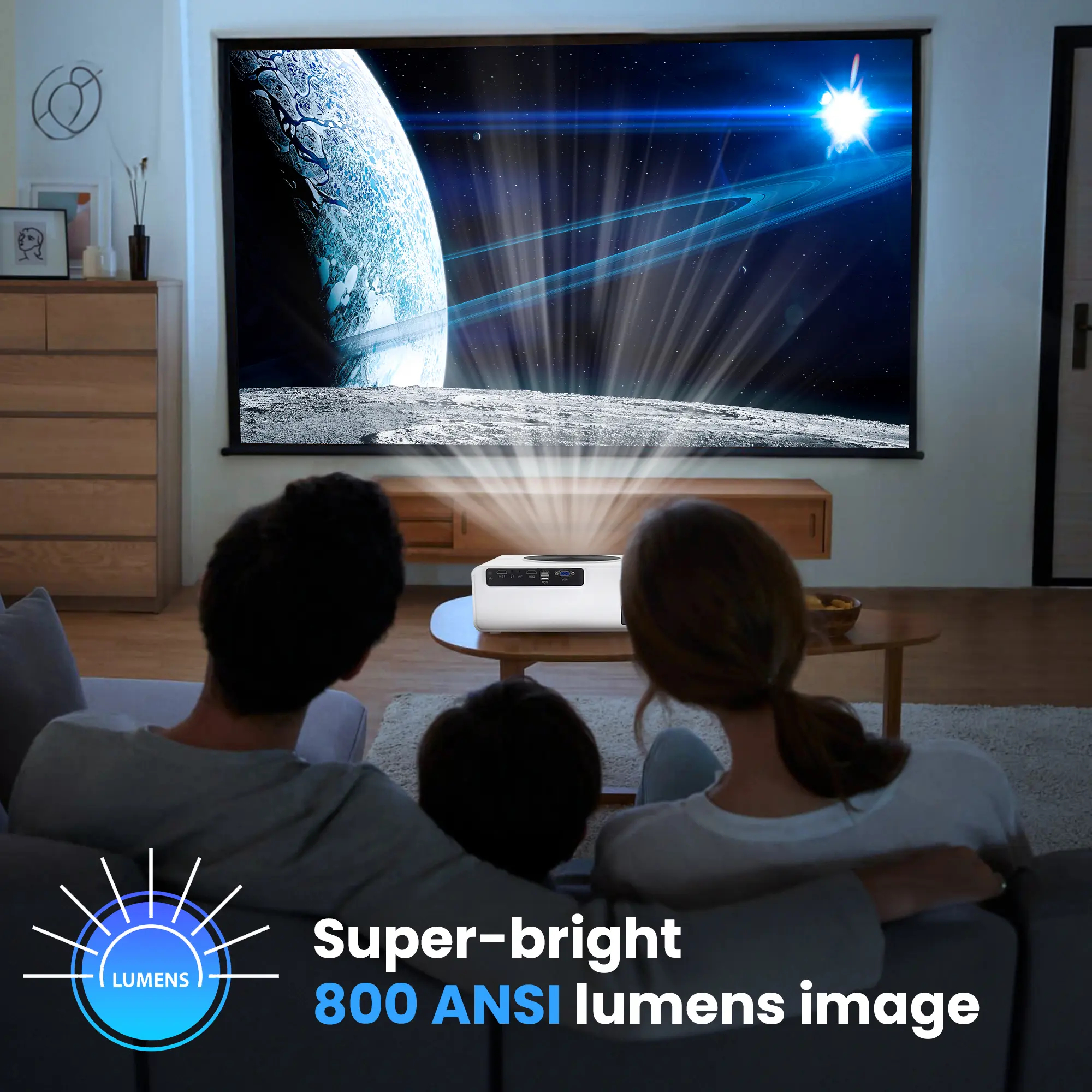 Rodzina ogląda wyświetlany obraz na dużym ekranie. Tekst: 'Obraz o jasności 800 ANSI lumenów'.