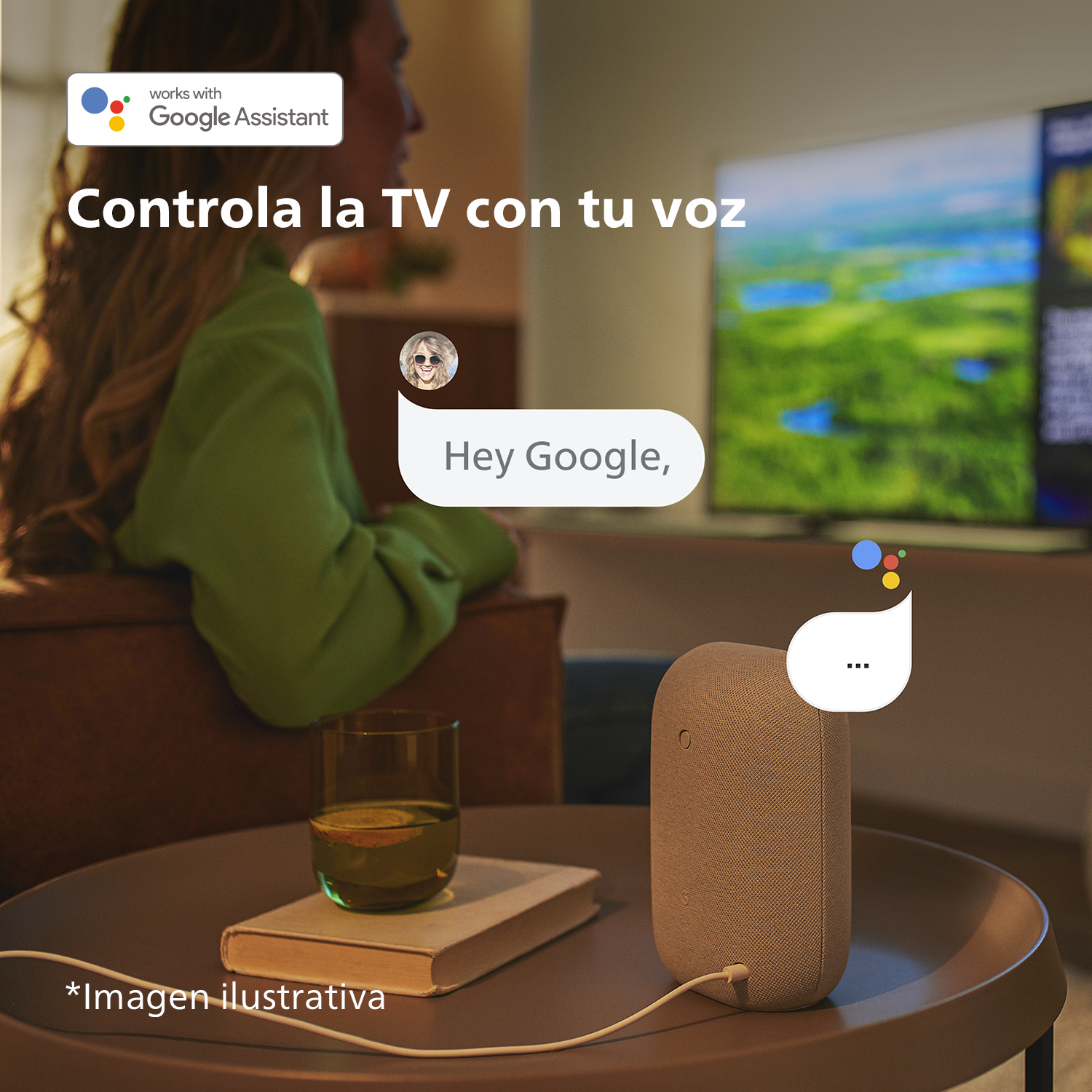 Una mujer sentada, un altavoz inteligente a su lado, TV al fondo, indicando Google Assistant.