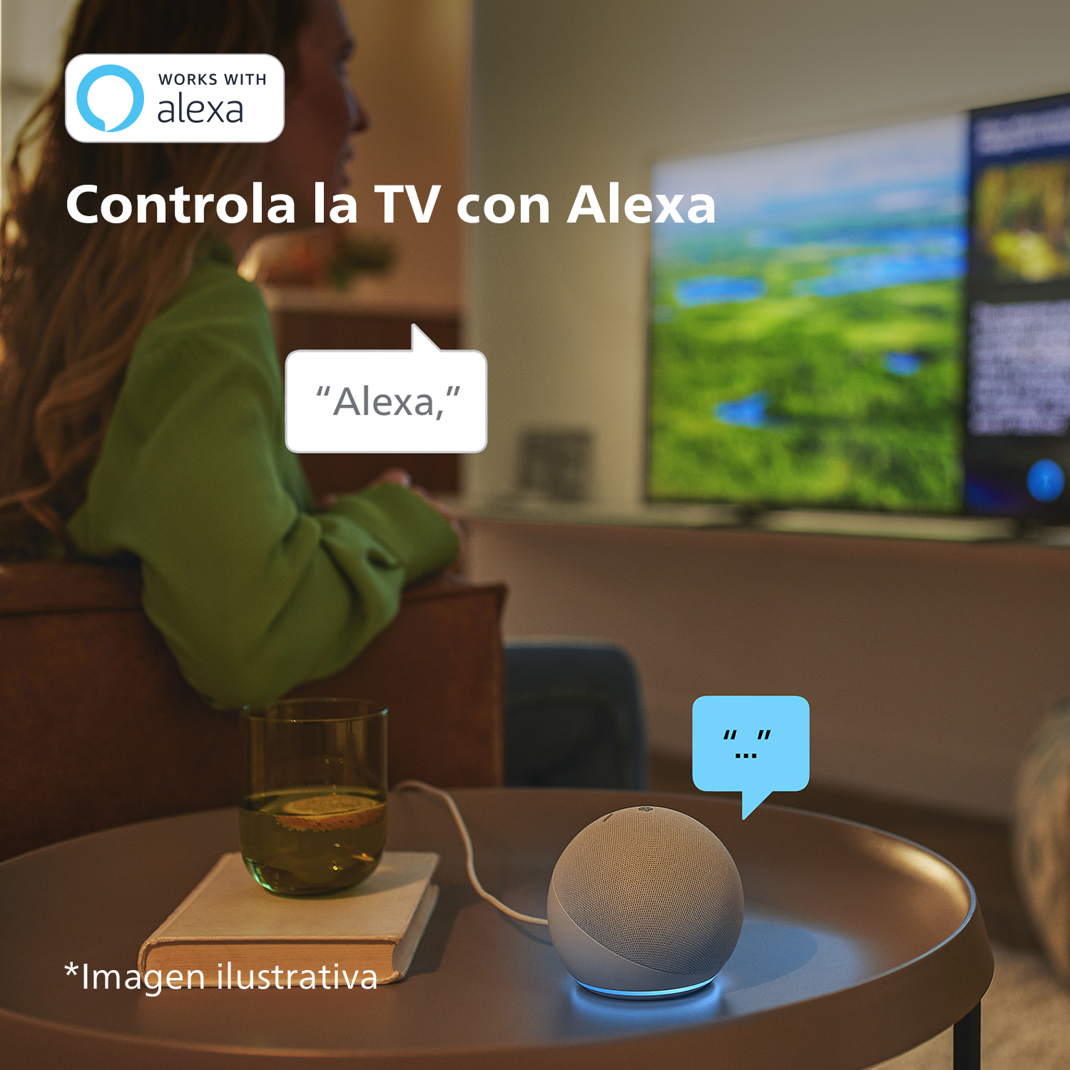 Una mujer controla el televisor con Alexa. Un altavoz inteligente y un vaso con limón están en la mesa.