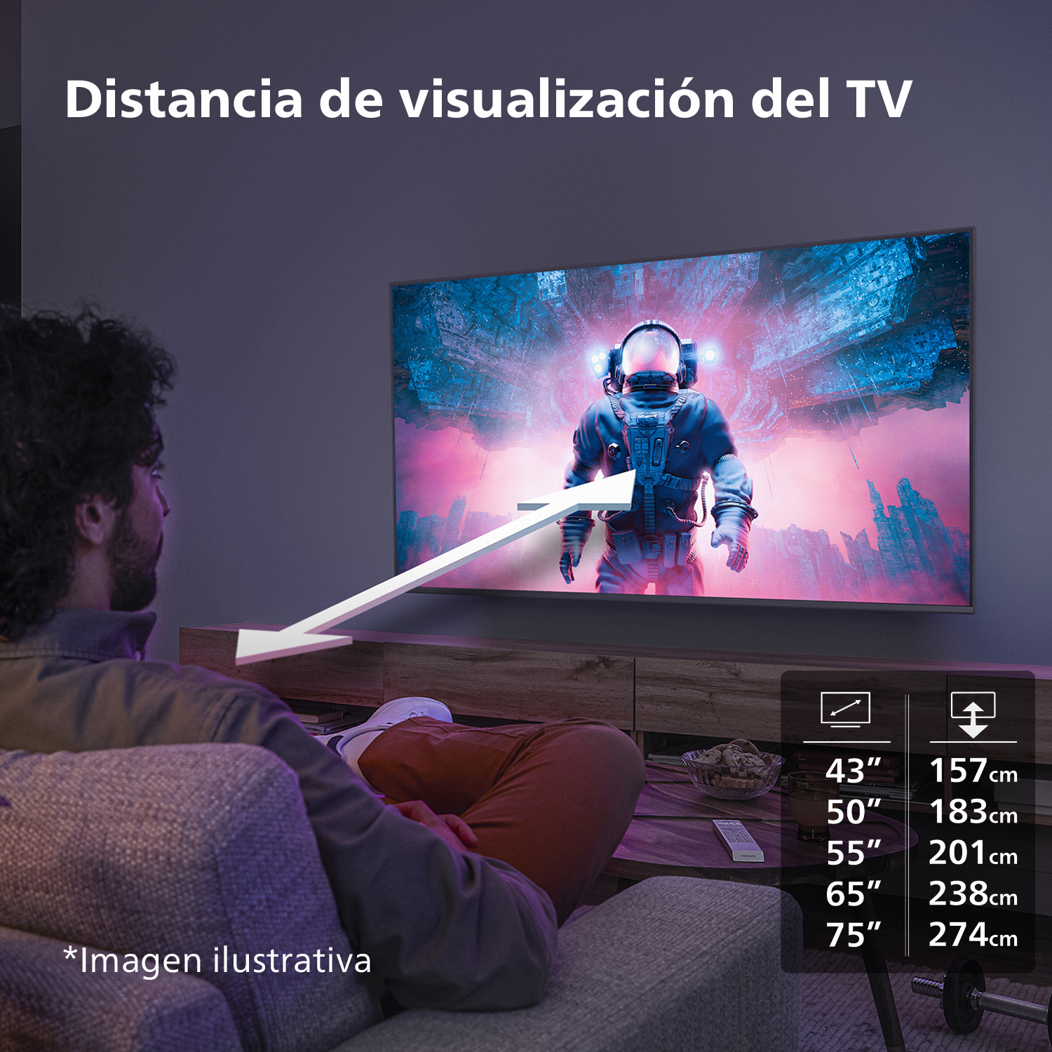 Un hombre sentado en un sofá mirando una pantalla de televisión.