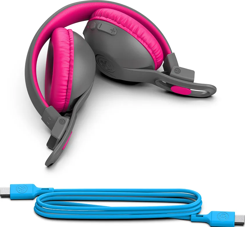 Cuffie grigie e rosa piegate con cavo di ricarica blu, su sfondo bianco.