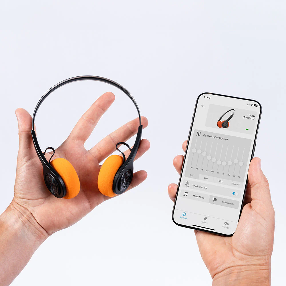 Hände halten Kopfhörer und Smartphone mit geöffneter Equalizer-App-Oberfläche.