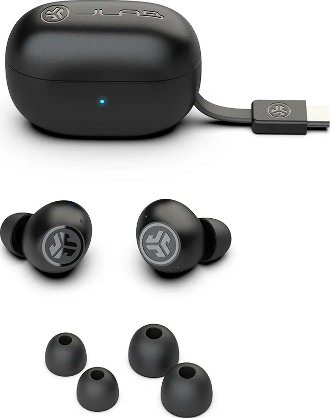 Schwarze Ohrhörer, Ladeetui und Spitzen sind abgebildet. Das Etui hat ein Kabel. Der Hintergrund ist weiß.