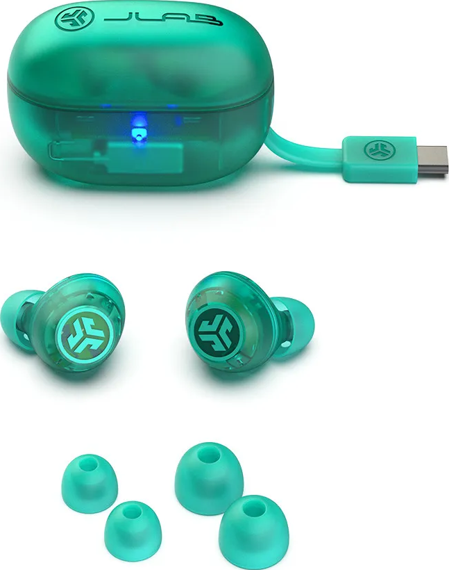 Grüne Ohrhörer, Ladeetui und Spitzen sind abgebildet. Das Etui hat ein Kabel. Der Hintergrund ist weiß.
