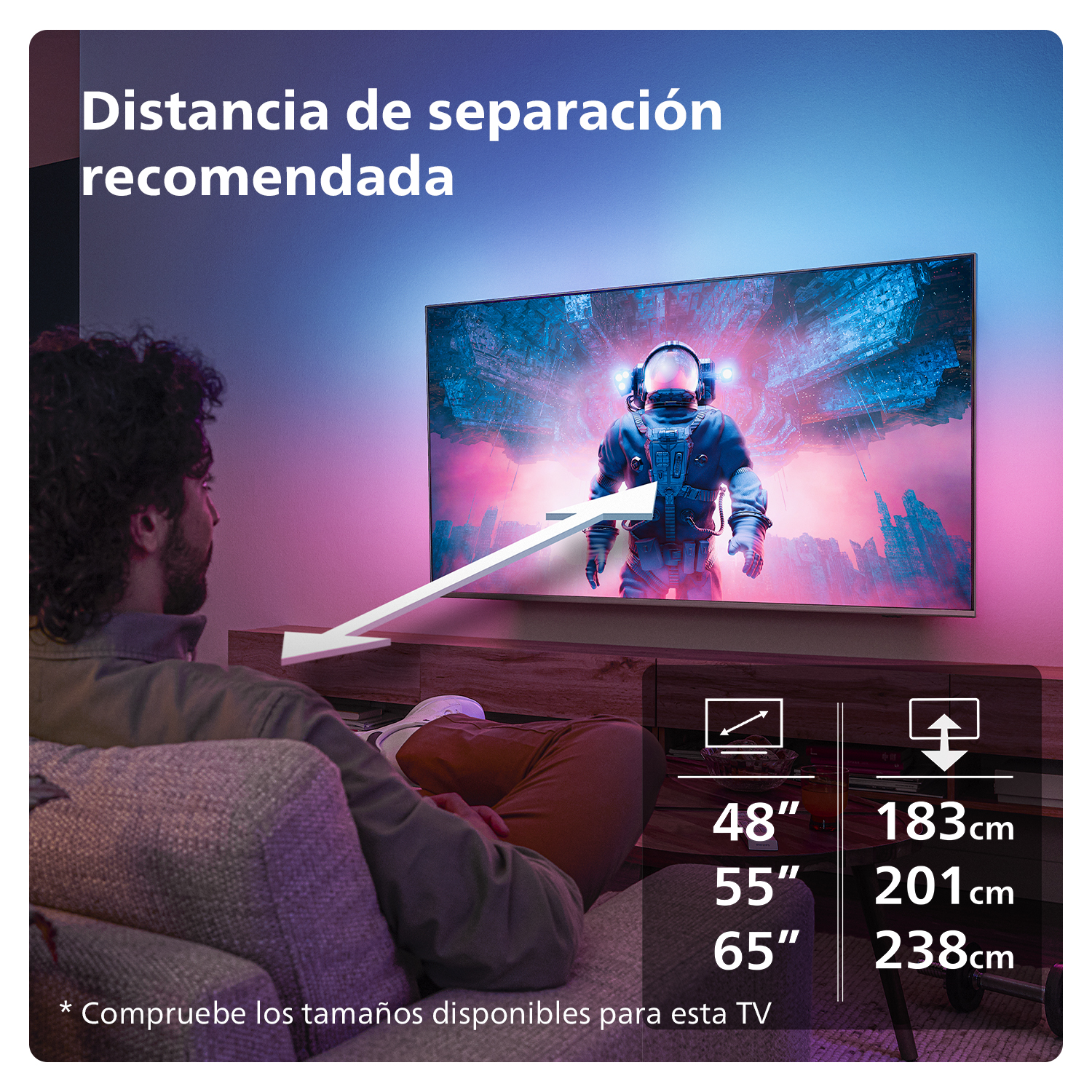 Un hombre ve la televisión. La pantalla muestra un astronauta. Se muestran recomendaciones de tamaño.
