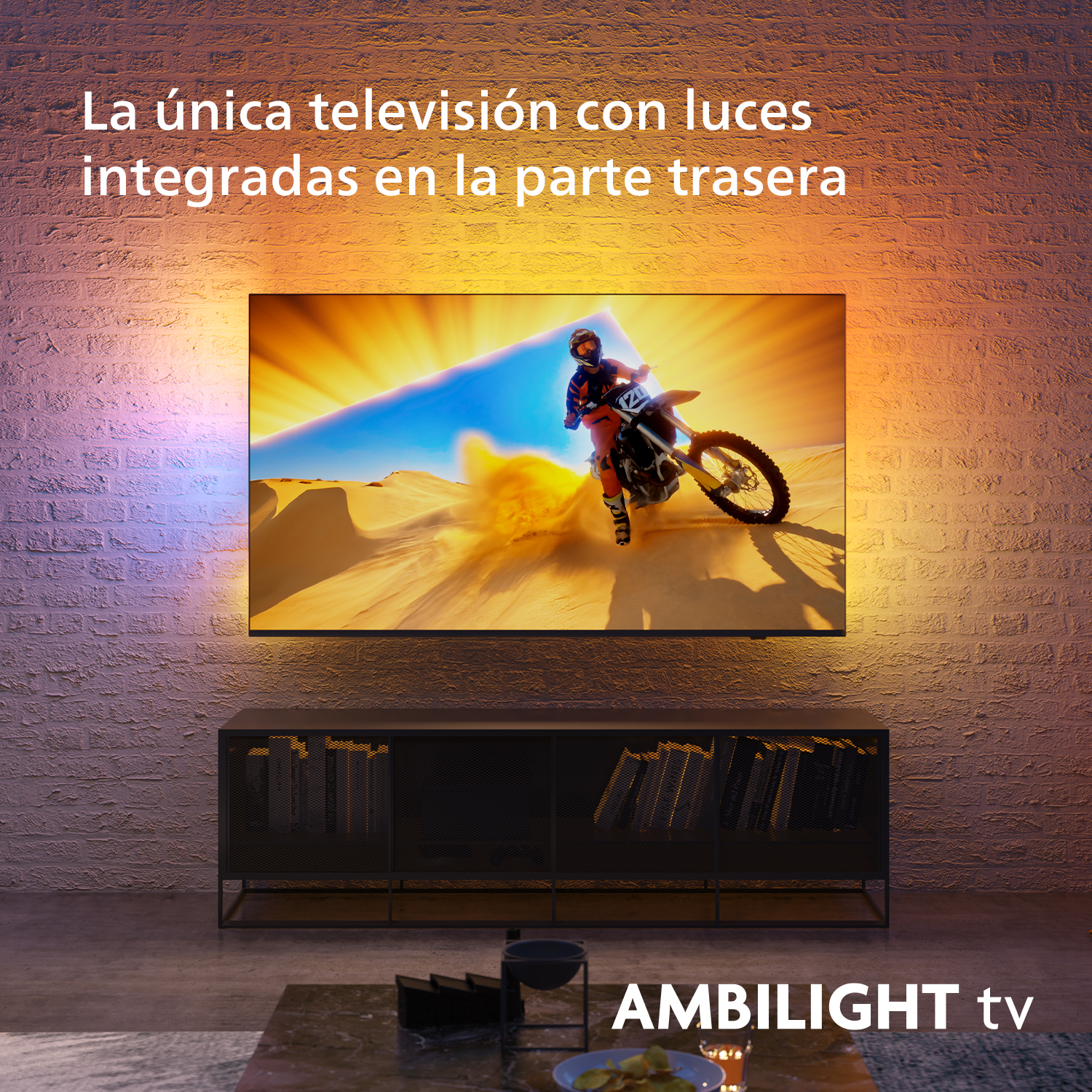 Un televisor con la imagen de un corredor de motocross, con luces de colores alrededor.