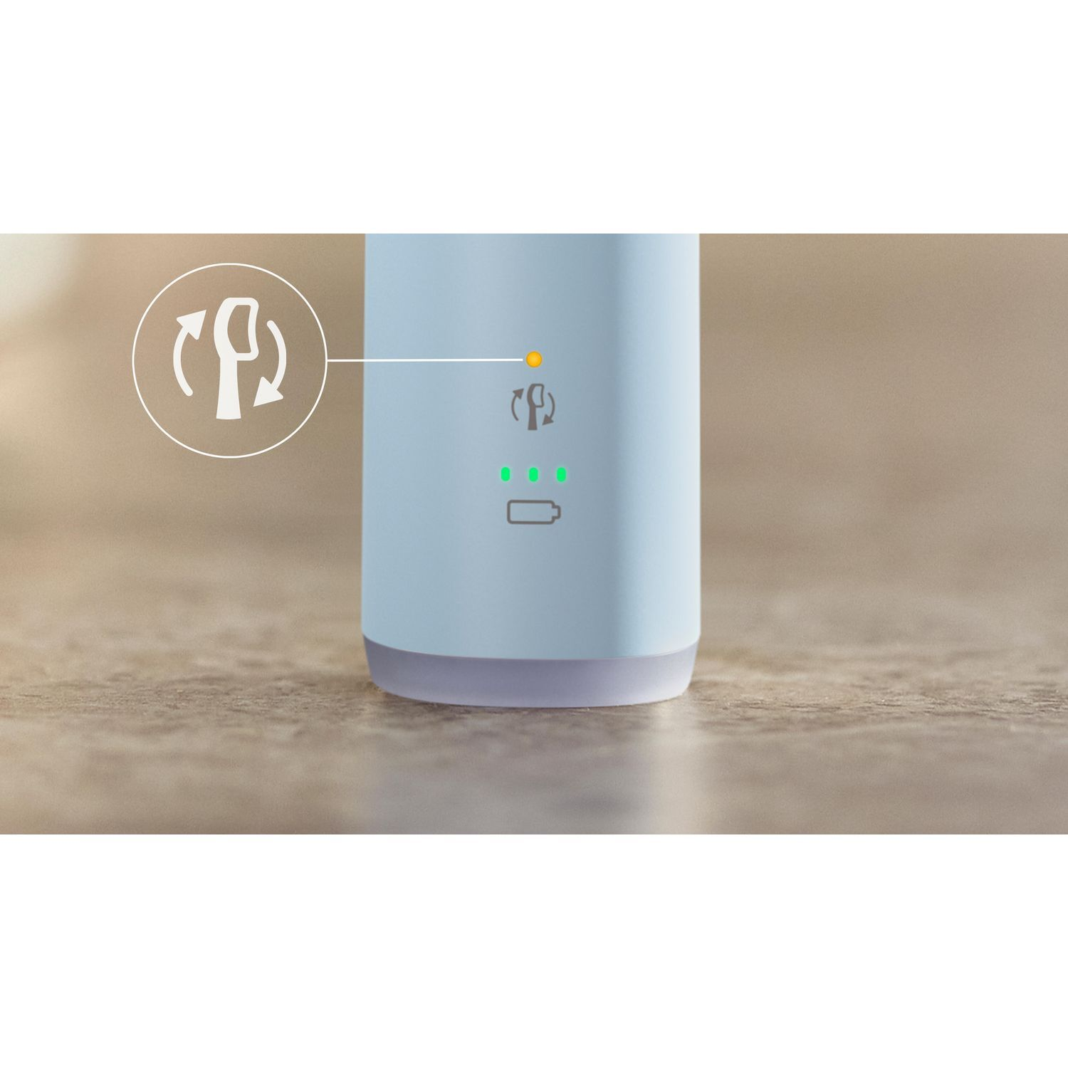 Gros plan sur une brosse à dents électrique bleu clair avec des témoins lumineux.
