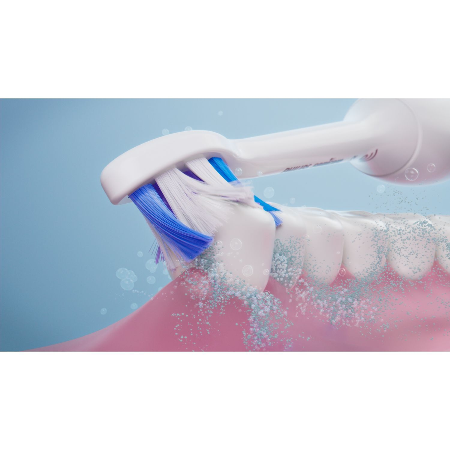 Brosse à dents électrique nettoyant les dents. Brosse bleue et blanche, gencives roses, spray d'eau.